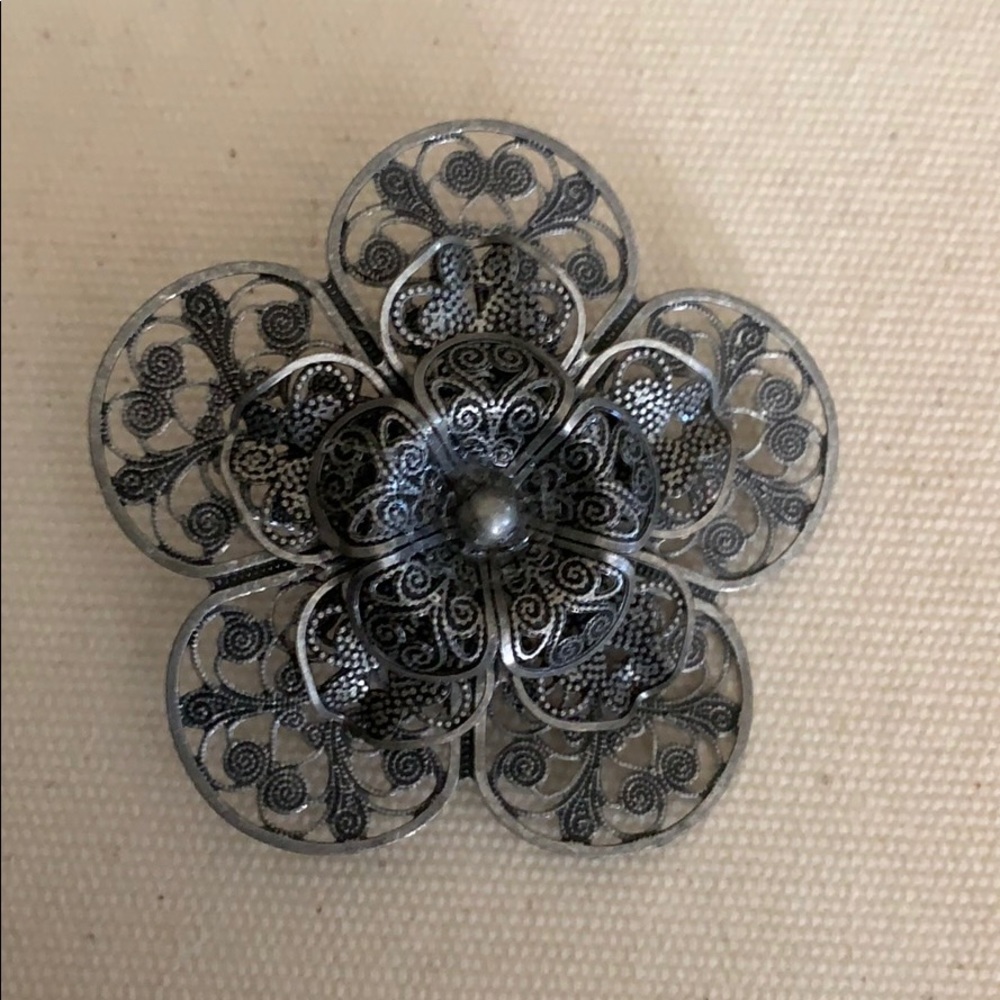 Charming and sweet silver flower brooch.